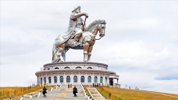 몽골 울란바토르 테렐지국립공원 인근의 초원에 세워진 최대 규모의 징기스칸 동상. /한경 DB 