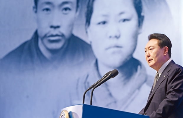 윤석열 대통령이 1일 서울 순화동 유관순기념관에서 열린 104주년 3·1절 기념식에서 기념사를 하고 있다. 윤 대통령은 “일본은 과거 군국주의 침략자에서 안보와 경제, 글로벌 아젠다에서 협력하는 파트너로 변했다”고 말했다.  대통령실 제공 