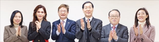 2일 한국관광공사 서울센터에서 열린 ‘2023 한국방문의해 K관광 민·관 전략 간담회’에서 참석자들이 기념촬영하고 있다. 박인숙 한국관광통역안내사협회장(왼쪽부터), 이부진 한국방문의해위원장, 박보균 문화체육관광부 장관, 김장실 한국관광공사 사장, 윤영호 한국관광협회중앙회 회장, 송미선 하나투어 대표.  /문화체육관광부  제공 