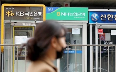 연초 상승분 반납한 은행주…'관치 리스크'에 미국발 뱅크런 우려까지