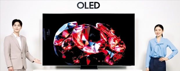 삼성전자 모델이 올해 처음으로 국내 시장에 선보이는 ‘삼성 OLED’를 소개하고 있다. 삼성 OLED는 77·65·55형 세 가지 크기로 출시된다.  /삼성전자  제공 