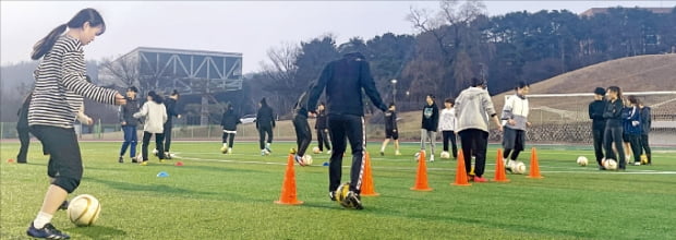 여자 축구 동아리 인기가 갈수록 높아지고 있다. 지난 9일 서울대 종합운동장에서 서울대 여자축구부가 신입 회원 선발을 위한 드리블 테스트를 하고 있다.   최해련  기자 