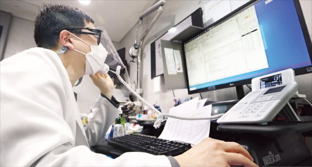 지난해 2월 서울의 한 병원 의사가 재택 치료 중인 코로나19 환자에게 전화를 걸어 진료하고 있다. 보건복지부에 따르면 비대면 진료를 받은 국민은 코로나19 팬데믹 초기인 2020년 2월부터 3년간 1379만 명이었다. 국민 4명 중 1명꼴이다. 한경DB