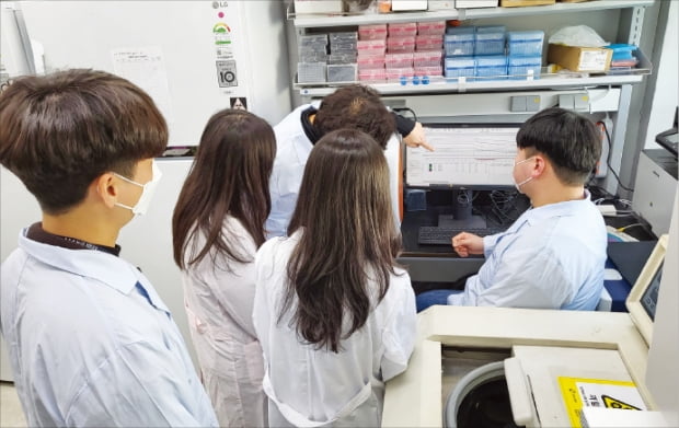 한국생명공학연구원 연구팀이 항체 기반 진단기술을 활용한 연구를 하고 있다.  생명연 제공 