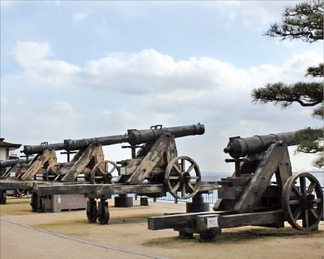 시모노세키 해안 미모수소가와 공원에 복원한 포대. 1864년 전쟁 때 4개국의 포격으로 부서짐. 
