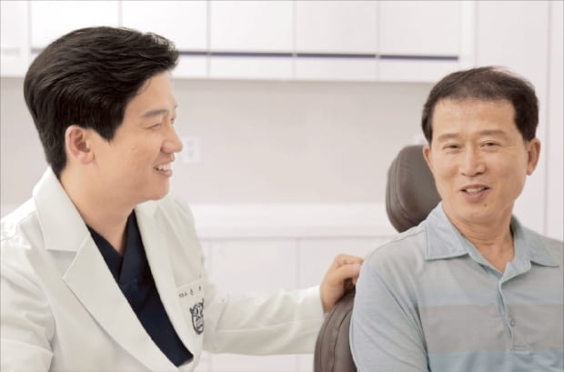 손동국 똑똑플란트치과 대표원장(왼쪽)이 환자에게 임플란트 수술 및 보철 후 유지·관리법에 대해 설명하고 있다.  똑똑플란트 제공 