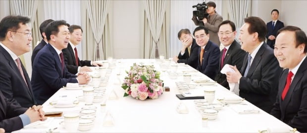 < 尹대통령, 국민의힘 신임 지도부와 만찬 > 윤석열 대통령과 김기현 국민의힘 대표(왼쪽 두 번째)가 13일 서울 용산 대통령실에서 열린 여당 신임 지도부 초청 만찬에서 대화하고 있다. /대통령실 제공 