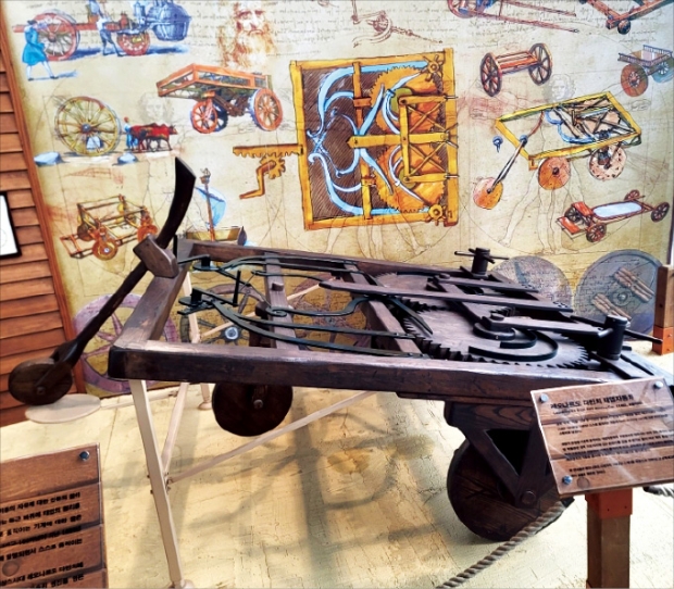 레오나르도 다빈치의 스케치(오른쪽 위)를 바탕으로 삼성화재교통박물관이 재현한 태엽 자동차. 
