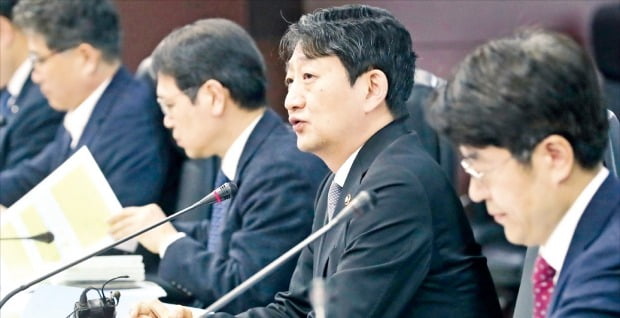 < “수출 여건 당분간 어려워” alt=