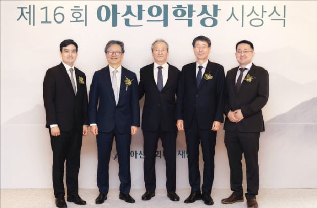 < 강윤구·전장수·박세훈·정충원 교수 ‘아산의학상’ > 아산사회복지재단(이사장 정몽준·가운데)은 21일 서울 웨스틴조선호텔에서 제16회 아산의학상 시상식을 열었다. 만 40세 이하 의과학자에게 수여하는 젊은 의학자 부문에선 박세훈 서울대병원 신장내과 교수가(왼쪽부터), 임상의학 부문 강윤구 서울아산병원 종양내과 교수, 기초의학 부문 전장수 광주과학기술원 생명과학부 교수, 젊은 의학자 부문은 정충원 서울대 생명과학부 교수가 수상했다. 네 명에게는 총 7억원의 상금이 전달됐다.  /아산사회복지재단 제공