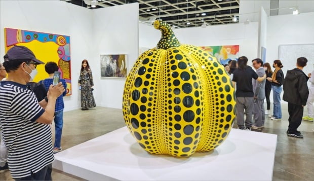 아시아 최대 미술시장 ‘아트바젤 홍콩’ 첫날인 지난 21일 오타 파인아츠 갤러리가 출품한 구사마 야요이의 ‘호박’ 조각이 350만달러(약 45억원)에 팔렸다. 한 관람객이 홍콩 컨벤션센터에 전시된 작품을 사진으로 찍고 있다. /홍콩=성수영 기자 