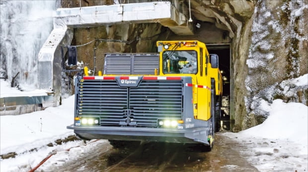 에피록의 배터리가 장착된 트럭이 캐나다의 한 광산에서 광물을 실어 나르고 있다.   에피록 제공 