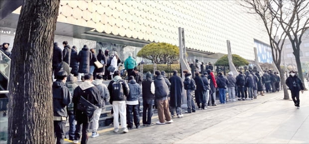 지난달 24일 서울 강남구 압구정동 갤러리아백화점 명품관 앞에서 소비자들이 길게 줄을 서 ‘언더마이카’ 팝업스토어 오픈을 기다리고 있다.  갤러리아백화점  제공 