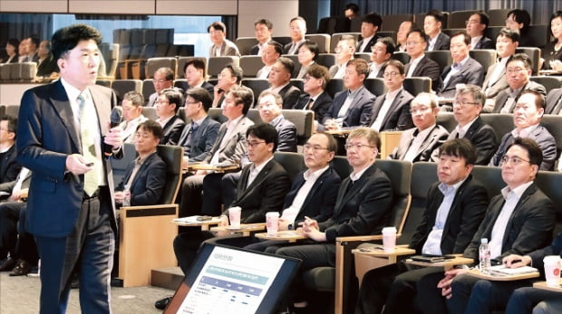 함영주 하나금융그룹 회장(왼쪽)이 27일 서울 중구 하나은행 본점에서 열린 임원 간담회에서 상생 금융을 위한 네 가지 실천 방안을 강조하고 있다.  하나금융  제공 