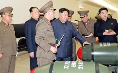 美 핵항모 온 날…핵탄두 공개한 北, 동해에 미사일 쏜 러