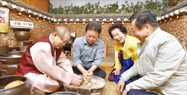 김연박 민속주 안동소주 대표(왼쪽부터)와 이철우 경북지사, 배경화 안동소주 경북 무형문화재 보유자, 권기창 안동시장이 민속주 안동소주에서 누룩을 빚고 있다.  경상북도 제공 