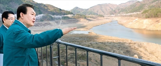 [포토] 전남 주암댐 찾은 윤석열 대통령 “가뭄 총력 대응하라” 
