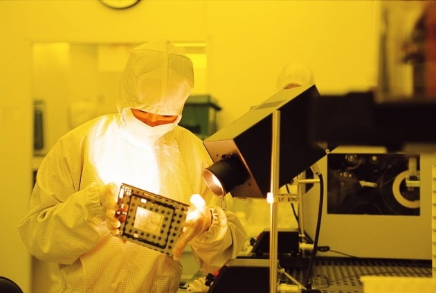 경기 화성의 삼성전자 반도체 공장 클린룸에서 직원이 웨이퍼 원판 위 회로를 만드는 데 쓰는 기판인 포토마스크를 점검하고 있다. 사진=삼성전자 제공