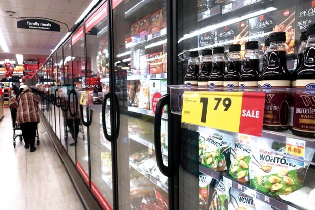2월 13일(현지시간) 미국 캘리포니아주 로스앤젤레스의 한 슈퍼마켓에 음료 등 상품이 진열돼 있다. 미국 소비자물가 상승률은 지난해 가을부터 둔화세를 보이고 있지만 아직 안심할 수 없다는 분석이 나온다. 사진=AFP연합뉴스