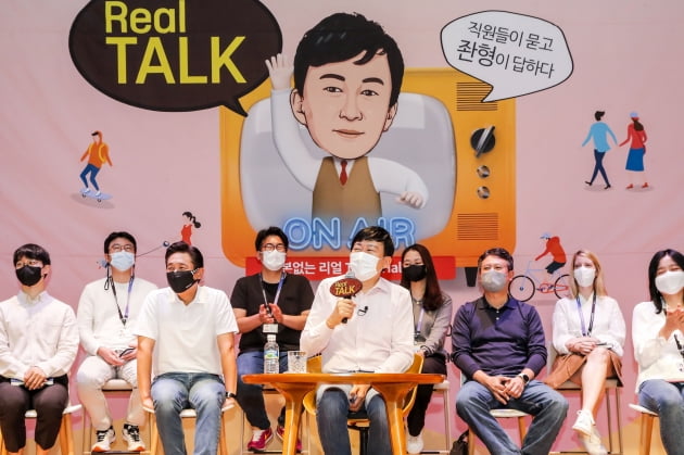 존림 대표가 리얼 톡(Real Talk) 행사에서 임직원 실시간 질문에 답변하고 있는 모습. 사진=삼성바이오로직스 제공