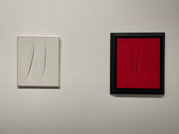 △루치오 폰타나, ‘공간 개념, 기다림(Concetto spaziale, Attese)’(1960년대). 이탈리아어로 ‘베어서 난 자국’을 뜻하는 ‘탈리(Tagli)’ 기법을 볼 수 있는 작품.