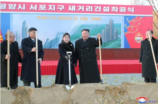사진설명
북한 김정은(오른쪽 두 번째)이 2월 25일 딸 주애(세 번째)와 함께 평양 서포지구 새거리 건설 착공식에 참석했다고 조선중앙통신이 보도했다. 연합뉴스