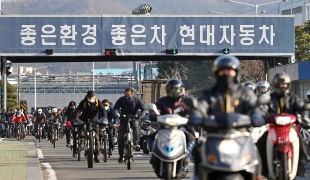 현대차 울산공장 1조 근무자들이 퇴근하고 있다. 사진=연합뉴스