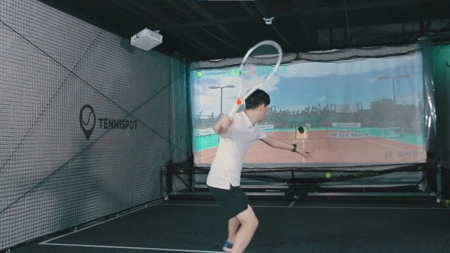 서울의 한 스크린 테니스 장에서 방문객이 테니스를 치고 있다.   사진=뉴딘콘텐츠 제공