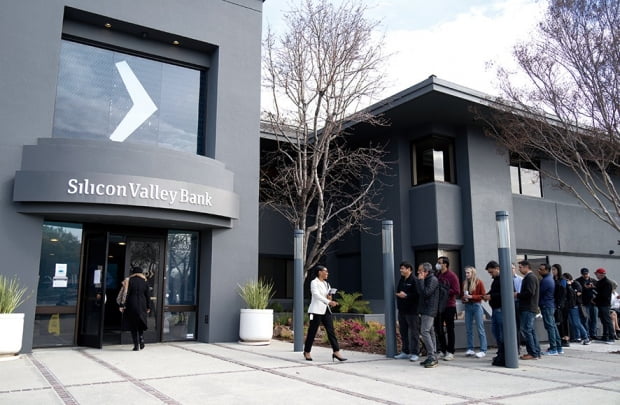 (230314) -- SANTA CLARA, March 14, 2023 (Xinhua) -- People queue up outside the headquarters of the Silicon Valley Bank (SVB) in Santa Clara, California, the United States, March 13, 2023. The U.S. Treasury Department, the Fed, and the Federal Deposit Insurance Corporation on Sunday evening announced joint action to stabilize the U.S. banking system, in response to the collapse of two mid-sized lenders, California's Silicon Valley Bank and New York's Signature Bank. (Photo by Li Jianguo/Xinhua)