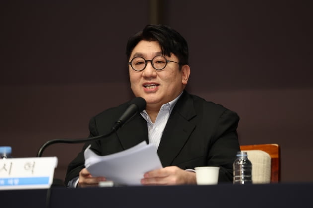 방시혁 하이브 의장이 지난 15일 서울 중구 프레스센터에서 열린 관훈포럼에 참석해 기조연설을 하고 있다./연합뉴스