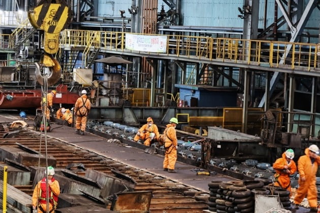 포항제철소 직원들이 2022년 11월 23일 2열연공장 복구 작업을 하고 있다. 사진=포스코 제공