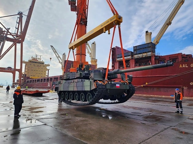 폴란드 그드니아 항구에 도착한 K2 전차 모습. 사진=현대로템 제공