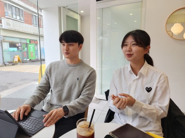 서울 동대문구 이문동 한 카페에서 기자의 질문에 답변하는 진병현(좌측), 이예지 학회원