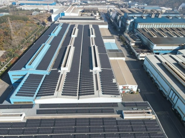 동국제강 포항공장 지붕에 설치된 태양광 자가발전 설비. 사진=동국제강 제공
