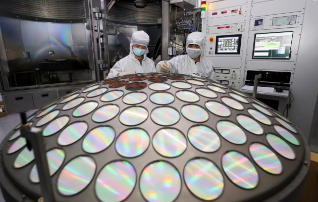 직원들이 중국 장쑤성 화이안의 반도체 칩 생산 라인에서 반도체를 생산하고 있다.(사진=연합뉴스)