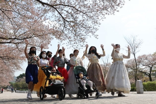 2022년 4월 15일 과천 서울대공원에서 한복을 입은 인플루언서들이 벚꽃이 만개한 호수 둘레길을 달리고 있다. 사진=연합뉴스