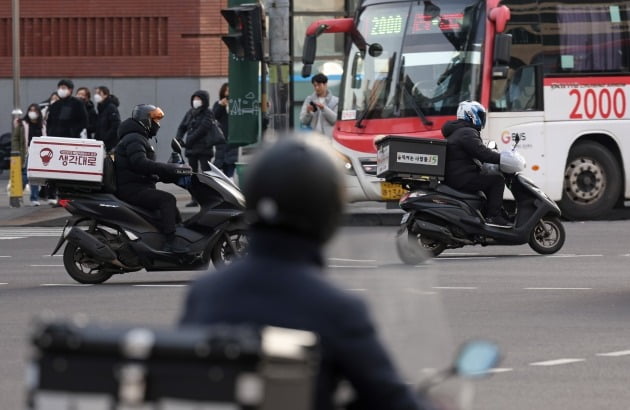 강남 대로를 지나다니고 있는 배달 오토바이.   사진=한국경제신문 