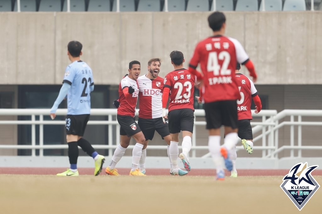 K리그2 부산, '신입' 천안에 3-2 승리…라마스 개막 1호골