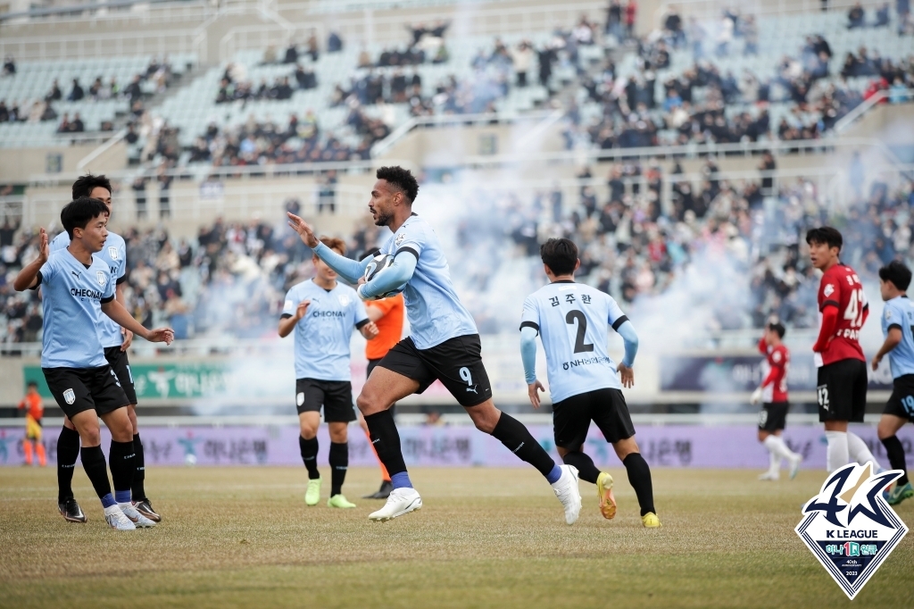 K리그2 부산, '신입' 천안에 3-2 승리…라마스 개막 1호골