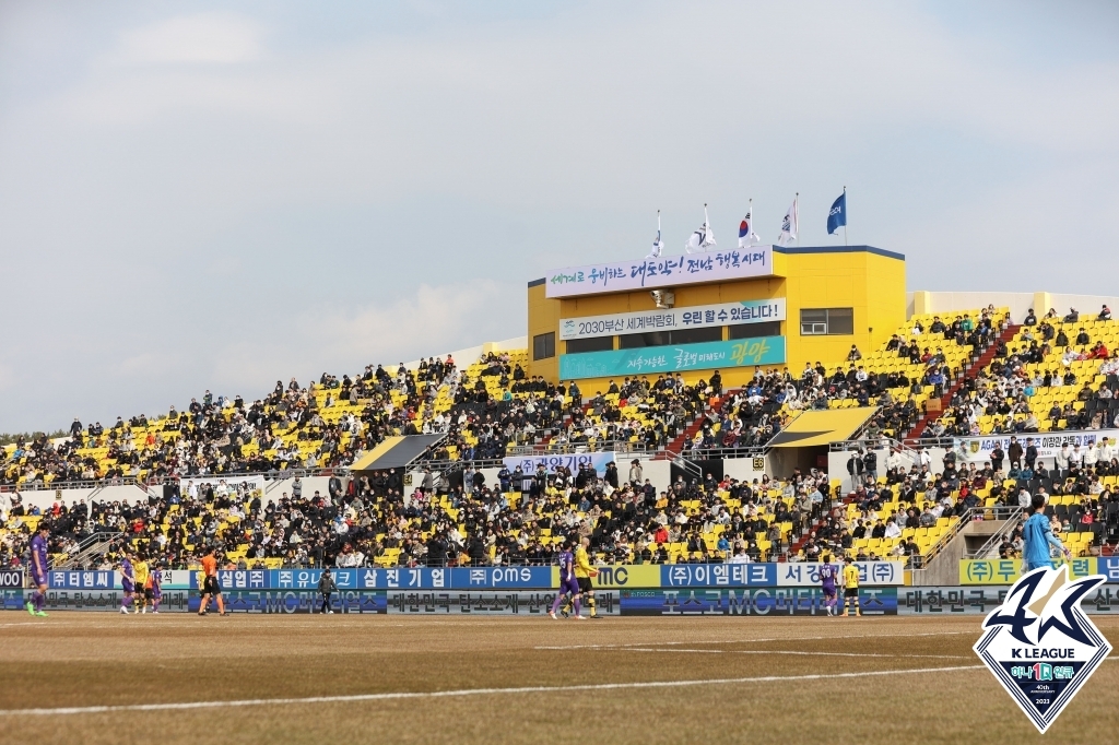 K리그2 부산, '신입' 천안에 3-2 승리…라마스 개막 1호골