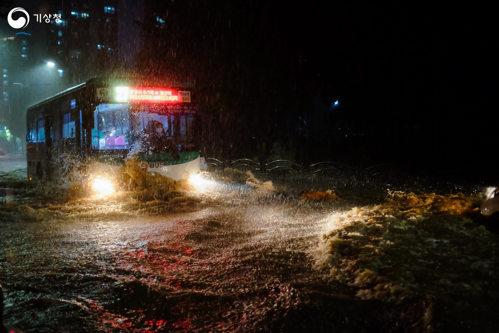 폭우 속 버스의 '항해'…기상기후 사진·영상 공모전 온라인투표