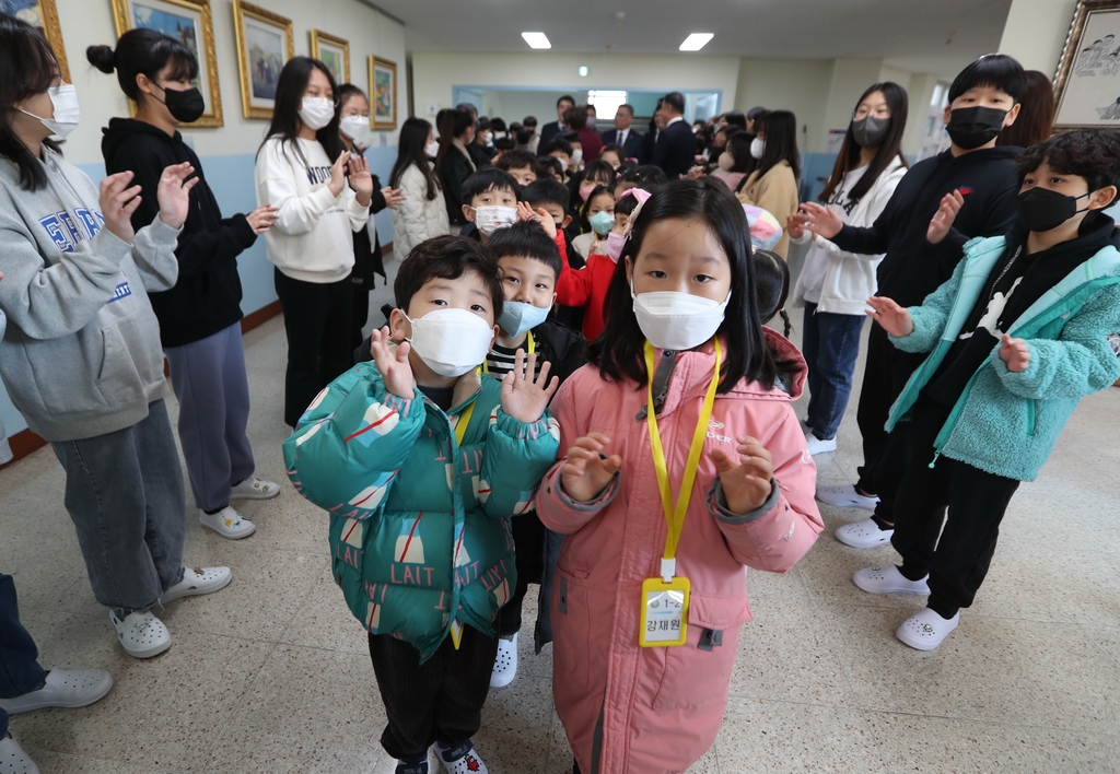 "하나뿐인 손녀의 입학식에 설레"…4년 만의 초등 대면 입학식