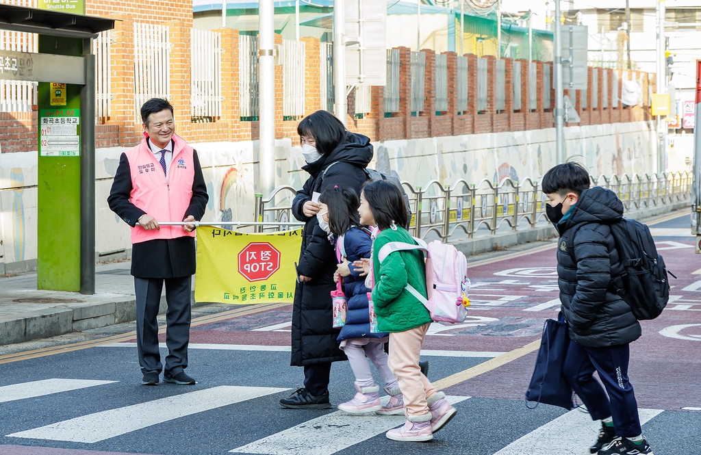 서울 강서구청 공무원, 초등학생 등굣길 동행