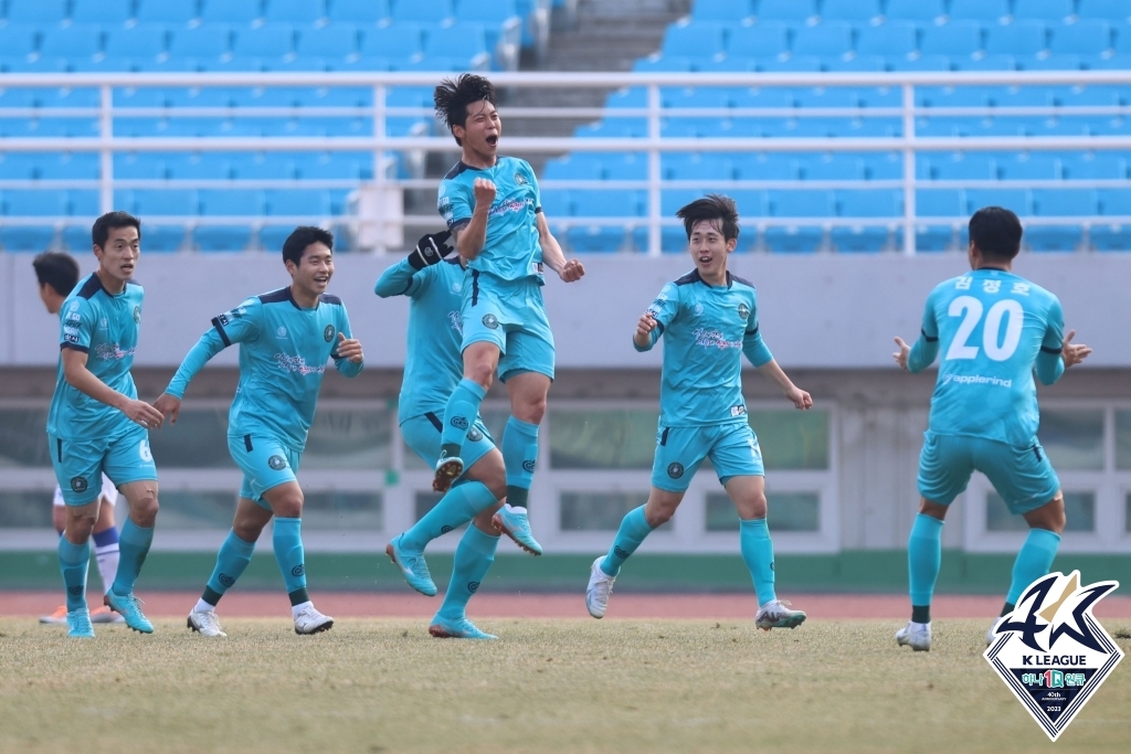 K리그2 '1강' 김천, 신생팀 충북청주 2-0 완파…개막 2연승(종합)