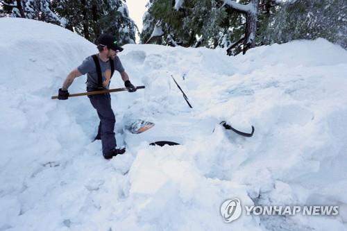 [월드&포토] "도와주세요" 눈밭 SOS…폭설에 고립된 캘리포니아 주민