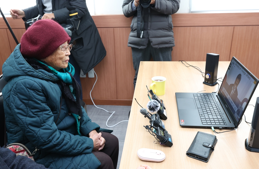 [사진톡톡] '강제징용 해법' 발표 보는 양금덕 할머니