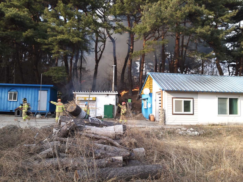 건조특보 속 강원 고성 산불…인명 피해 없이 10여 분만에 꺼져