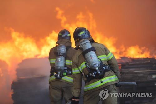 "안에 할아버지가…" 소리에 불길 뛰어든 새내기 소방관 순직