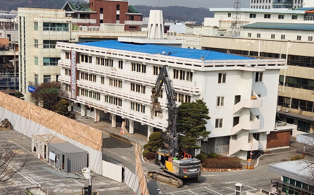 옛 청주시청 본관 오늘부터 철거…일부 구조체 이전보존(종합)