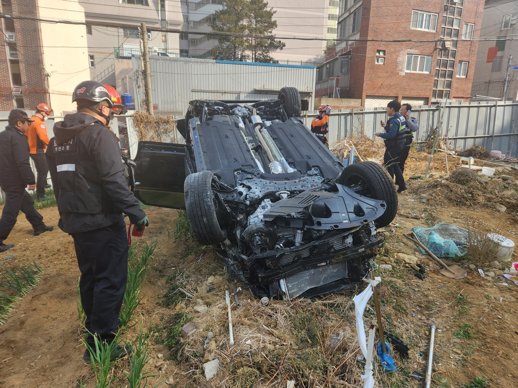 아파트 주차장서 인근 공터로 차량 추락…2명 중경상